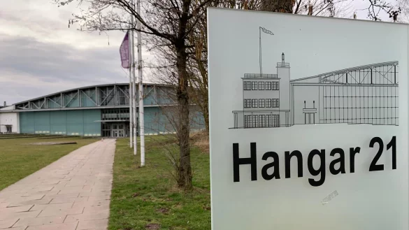 Der Hangar 21 sollte laut Antrag der CDU verkauft werden, wenn er sich nicht dauerhaft wirtschaftlich betreiben l&auml;sst. Durch die n&ouml;tige energetische Sanierung w&uuml;rde das nicht einfacher. - &copy; Archivfoto: Jannik Stodiek