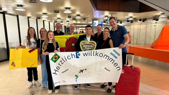 Ein gro&szlig;es Begr&uuml;&szlig;ungskomitee der Rotarier hat den 16-j&auml;hrigen Heytor in Hannover begr&uuml;&szlig;t. Der Sch&uuml;ler aus Brasilien wird bis zum Sommer 2025 in Gastfamilien leben. - &copy; Fotorechte: Rotarier Club Lemgo-Sternberg