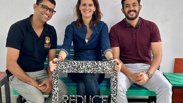 Caf&eacute;besitzer Amin Sheikh (links), Ricarda Redeker und M&ouml;belhersteller Ali Aboojiwala haben eine gemeinsame Mission: aus M&uuml;ll etwas Brauchbares herstellen. - &copy; Plastic Extinction