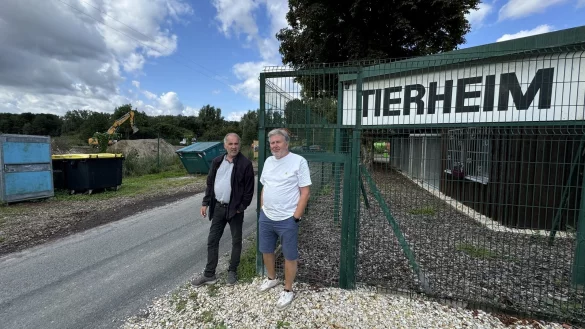 Stefan Quirini und Dr. Wolfgang Holtmann vom Vorstand des Tierschutzvereins Bad Salzuflen-Lemgo sorgen sich um die Zukunft des Tierheims. Im Hintergrund ist die Baustelle der Stadtwerke zu sehen. - &copy; Sven Kienscherf