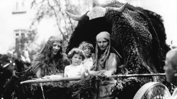 Beim Heimatfest 1926 mit dem Titel Auszug der Germanen: Der Wagen hatte wohl die germanische V&ouml;lkerwanderung zum Thema und zeigt (von links) ein M&auml;dchen mit Nachnamen Roog (verheirat Wegener), Gerda H&ouml;lting (verheirat Lohmeier), Annelott H&ouml;lting (verheiratet Helbert) und Martha Bornemeier. - &copy; Werner Schlanstein