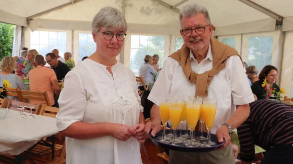 Gundula Huvendiek, Gesch&auml;ftsf&uuml;hrerin der Kirchengemeinde, und Gerhard Schemmel, Vorsitzender des Stiftungsrates, reichten zur Begr&uuml;&szlig;ung ein Glas Orangensaft. - &copy; Knut Dinter