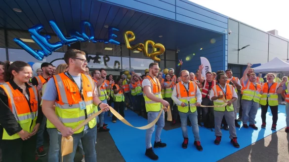 Standortleiter Ren&eacute; Hille (rechts, mit Schere) und sein Stellvertreter Robert Koller er&ouml;ffnen den Amazon-Standort PAD2 im Industriepark Lippe bei Belle. - &copy; Jost Wolf