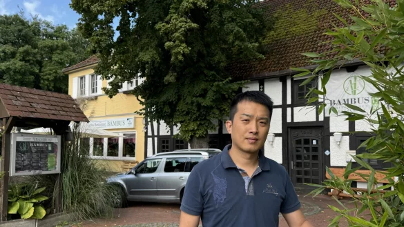 Qiqing Chen, Inhaber des Bambus, hat sein chinesisches Spezialit&auml;tenrestaurant in Pottenhausen im ehemaligen Siekkrug etabliert. - &copy; Sandra Castrup