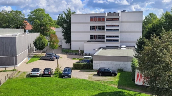 Der Klassentrakt am Engelbert-Kaempfer-Gymnasium ist in weiten Teilen gesperrt. Es wurden erh&ouml;hte PCB-Werte gemessen. - &copy; Katrin Kantelberg