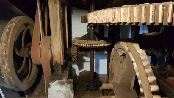 Im Inneren der Mühle können die technischen Elemente bewundert werden. - © Gemeinde Schlangen