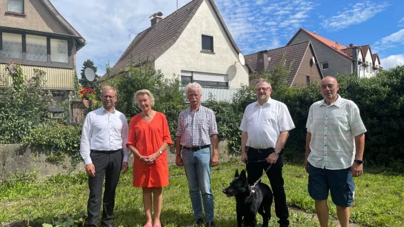 B&uuml;rgermeister Borris Ortmeier (von links) freut sich mit den Partnern Ursula
und Georg von Sch&ouml;nberg (Betreiber), Pastor Michael Keil und Uwe Huxoll von der evangelisch-reformierten Kirchengemeinde auf die Umsetzung des Nahw&auml;rmeprojektes im Stadtkern von Barntrup. - &copy; Stadt Barntrup