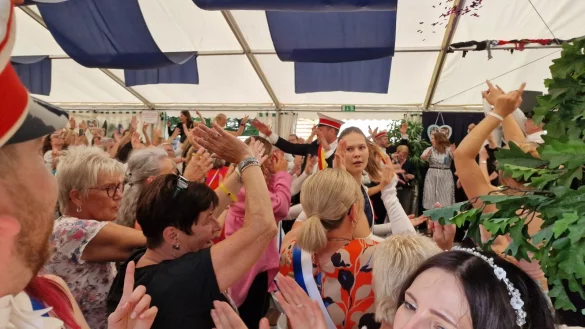 Bei der "Stunde der Frau" am Montagmorgen in der Rottbude der ersten Kompanie herrscht ausgelassene Stimmung. - © Nadine Uphoff