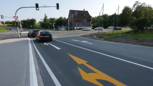 Das ist peinlich: Die Spuren der gerade fertig gestellte Ampelkreuzung an der Ostwestfalenstra&szlig;e vor W&ouml;bbel sind falsch markiert worden. - &copy; Jost Wolf