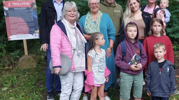 Erwachsene Trollfans bei der Er&ouml;ffnung des "Trollpfades" von links: B&uuml;rgermeister J&ouml;rg Bierwirth, daneben Vera Feldmann und Marion Weber vom Vorstand des Vereins "M&auml;rchenWerkStadt" (MWS), Marcus Rohde (B&uuml;rgerstiftung), Sonja Demuth (Vorstand MWS) und Anastasia Schr&ouml;der. - &copy; Hajo G&auml;rtner