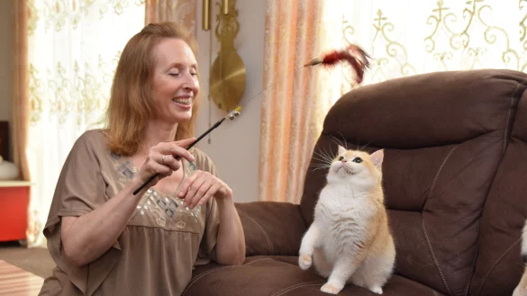 Janette Peters spielt mit Rassekatze "An Julie" im Wohnzimmer. - &copy; Karin Prignitz