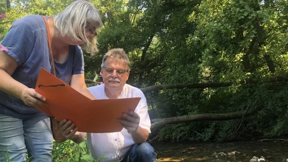 Marlies Weber und Bernd Milde an der Wiembecke - sie fürchten um den Erhalt des Naturschutzgebietes, sollte der Damm gebaut werden. - © Martin Hostert