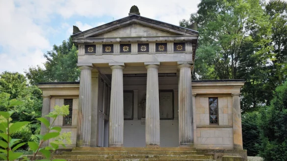 Durchs Mausoleum der Familie Tenge auf Gut Niederbarkhausen in Oerlinghausen gibt es am Tag des offenen Denkmals F&uuml;hrungen. - &copy; Horst Biere/Stadt Oerlinghausen