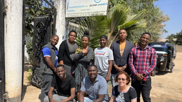 Das Team von "Second Chance" besteht aus ehemaligen Stra&szlig;enkindern und Andrea Hellemann (unten rechts). - &copy; Fotorechte: Second Chance