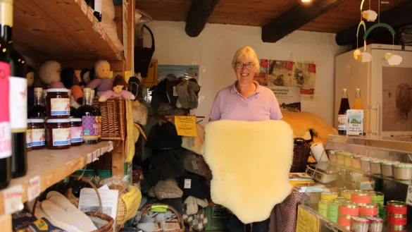 Karla Ebert, Inhaberin vom Biolandbetrieb Hasenbrede, in ihrem Hofladen, den sie seit Anfang der 1990er-Jahre betreibt. - &copy; Chiara Wibbeke