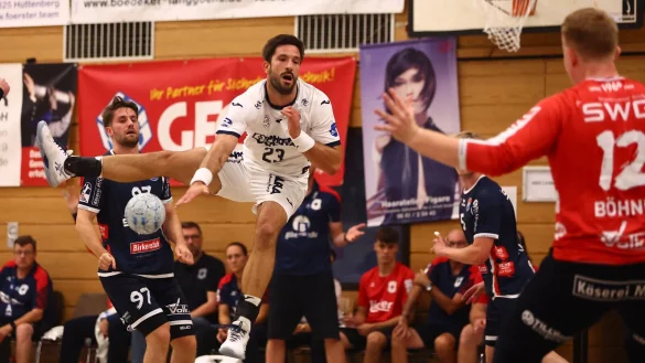 Tim Suton macht es mit Gef&uuml;hl gegen den TV H&uuml;ttenberg. - &copy; Rene Weiss