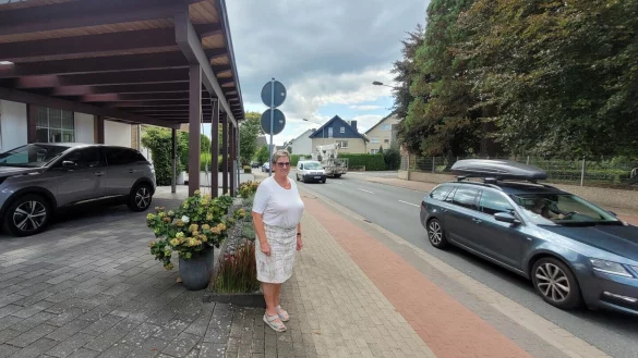 Lydia Kohlmann ist Anwohnerin an der Gosebrede. Als sie das Haus baute, war die Stra&szlig;e noch nicht ausgebaut. Mittlerweile f&auml;hrt so viel Verkehr vorbei, dass sie mit dem Auto kaum noch vom Grundst&uuml;ck kommt. - &copy; Katrin Kantelberg