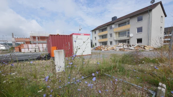 Das schon l&auml;nger leer stehende Wohnhaus, was dem Fachmarktzentrum im Weg steht, ist j&uuml;ngst ausger&auml;umt worden. Offenbar, um es auf den Abriss vorzubereiten. - &copy; Jost Wolf