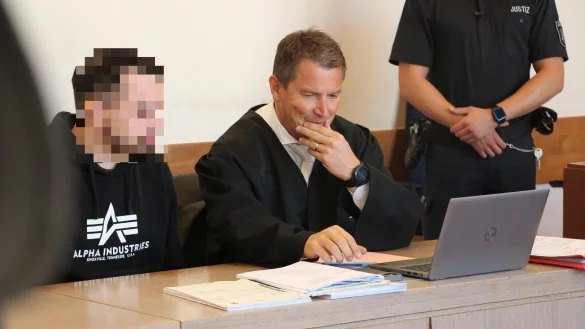 Der wegen Mordes angeklagte 30-J&auml;hrige aus Bad Pyrmont bricht zum Prozessauftakt an der Seite seines Verteidigers Torsten Giesecke sein Schweigen. - &copy; Janet K&ouml;nig