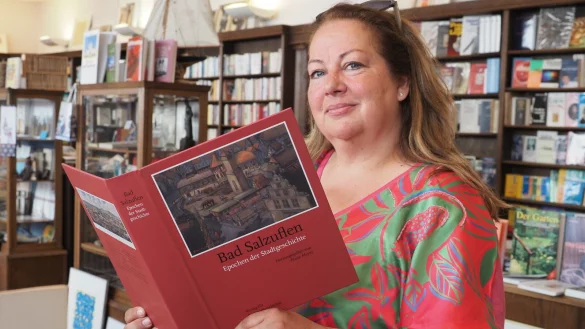Am Sehnsuchtsort: Als studierte Historikerin liebt es Sabine Mirbach, im Buchladen zu stöbern. Vor allem das Traditionshaus Emil Maschke in der Brunnengasse hat es ihr angetan. - © Andreas Barnekow