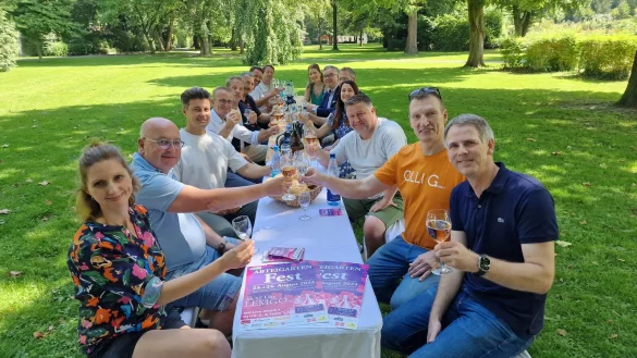 Freuen sich aufs Abteigartenfest: (von links) Ann-Kathrin L&uuml;ttmann (B&auml;ckerei G&uuml;ttge), Dirk Mesch (All Inn Event), Juri Gajtukiew (Sch&ouml;ttker), Bj&ouml;rn Spisla und Stefan Br&uuml;ggemann (beide Staatlich Bad Meinberger Mineralbrunnen), Toni Cucchiara (Handelshof), Karsten Arning (Stadtlicht), Dennis Hanning (Havino Weinagentur), Ann-Kathrin Eggers (Caf&eacute; Ankaplatz), Sven Limberg (Lippische Landesbrandversicherung), Heiko Marx (Lemgo Marketing), Maren Staczan (Stadtwerke Lemgo), Michael Juppy Nawrot (All Inn Event), Oliver G&uuml;ttge (B&auml;ckerei G&uuml;ttge) und Christoph Vieregge (Lemgo Marketing). - &copy; Nadine Uphoff
