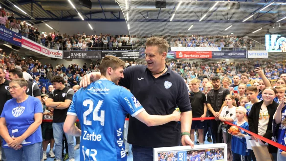 J&ouml;rg Zereike verabschiedet Lukas Zerbe. Das Lemgoer Talent spielt ab dieser Saison beim THW Kiel. - &copy; TBV Lemgo