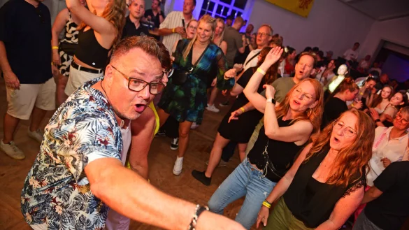 Frontmann Hannes von der Band "Die Bamberger" taucht ins Publikum ein. - &copy; Nicole Ellerbrake