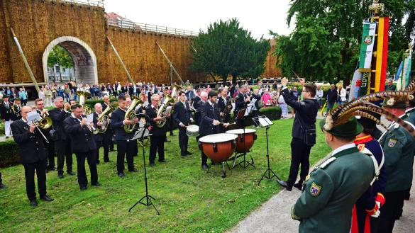 Mit dem Zapfenstreich ist das Festwochenende gestartet. - &copy; Nicole Ellerbrake