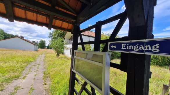 So einladend der Eingang auch einst gewesen sein mag: Das Feriendorf hat seine besten Tage hinter sich. Jetzt kauft die Stadt Blomberg das Gel&auml;nde, der Ratsbeschluss dazu fiel einstimmig. - &copy; Marianne Schwarzer