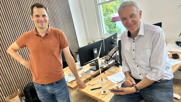 Johannes Lackmann (r.) und Sohn Steffen sind im neuen Firmengebäude von Hellwegwind vor ein paar Wochen eingezogen. Von hier aus wollen sie ebenso wie Westfalenwind Projekte der erneuerbaren Energie vorantreiben. - © Jens Reddeker
