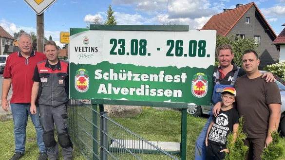 Vorsitzender Willi D&uuml;wel (von links), Major Stefan Grote, Fabian Rosenbrock und Sven Logermann (zweiter Vorsitzender, mit Sohn Julian) freuen sich auf das gro&szlig;e Festwochenende. - &copy; Sch&uuml;tzenverein Alverdissen