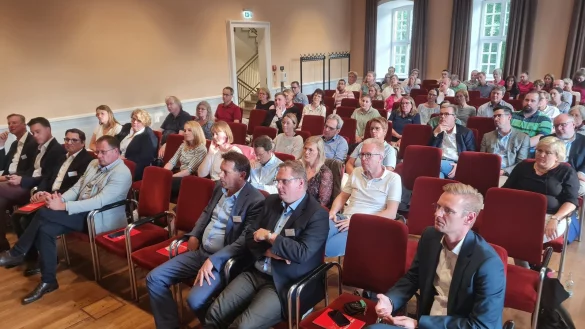 Sorge um die Zukunft treibt sie um: Zur Regionalkonferenz fanden sich diverse heimische Apotheker und Apothekerinnen im kleinen Saal der Stadthalle Detmold ein. - © Marianne Schwarzer
