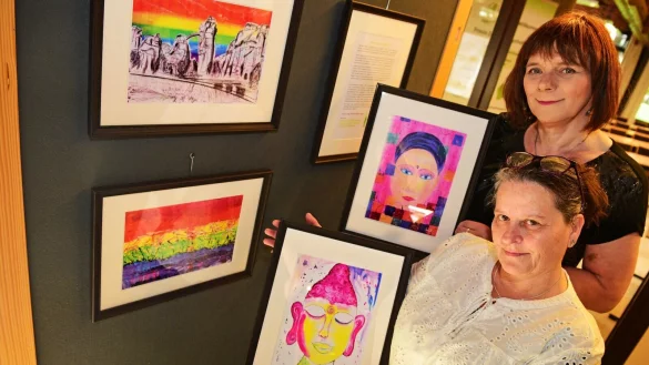 Sabine Lange (hinten) und Andrea Lange-Weihs stellen Bilder im Kurgastzentrum aus. - &copy; Nicole Ellerbrake