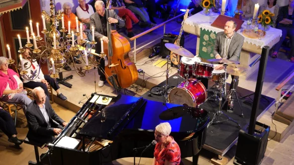 Das Jazzquartett "Take Four" mit Matthias K&auml;mper, Michael Waechter, Katja Assauer und Michael Marseille (von links) begeistert in Bergkirchen. - &copy; Thomas Kr&uuml;gler