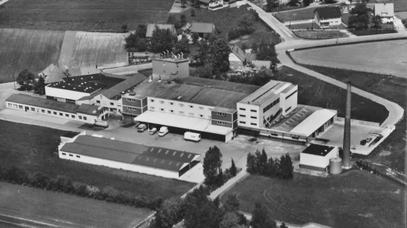 Der Landwehr-Komplex in Breitenheide im Jahr 1977 aus der Vogelperspektive. Damals wurde der 50. Geburtstag der Fleischwarenfabrik gefeiert. - &copy; Firmenarchiv Landwehr