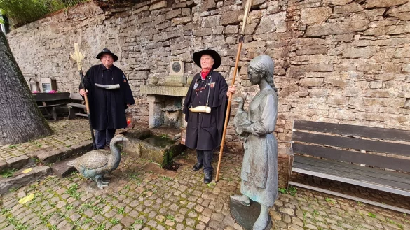 Die beiden Schwalenberger Nachtw&auml;chter Franz Gr&uuml;nwald (links) und Josef Kirchhoff erz&auml;hlen die besonders skurrile Entstehungsgeschichte des G&auml;nsebrunnens in der Malerstadt. - &copy; Marianne Schwarzer
