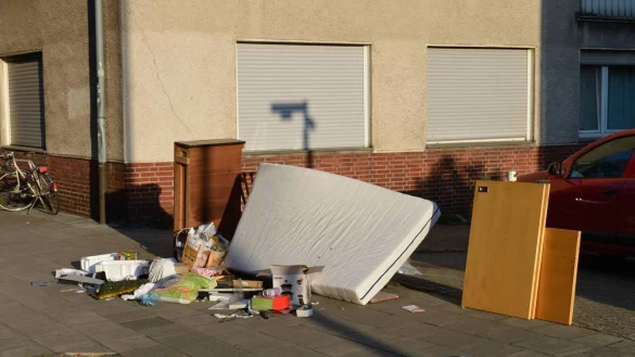 Viele Menschen entsorgen ihre alte Matratze über den Sperrmüll. Doch dadurch kann sie häufig nicht mehr recycelt werden, mit Folgen für Umwelt und Klima. - © IMAGO / Joko