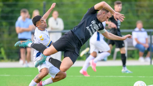 Christian Gabriel Lopez Otalvaro (weiß) vom TSV Horn im Duell mit seinem Anreppener Kontrahenten Janosch Kersting. - © Egon Penner