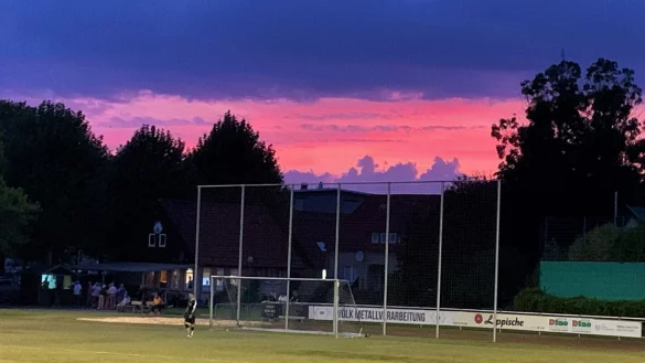 Fußball-Romantik: Sonnenuntergang über dem Jahnplatz. - © Frank Hagemann