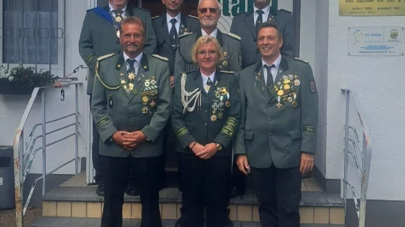 Diese Sch&uuml;tzin und diese Sch&uuml;tzen sind Anw&auml;rter auf den Bad Salzufler K&ouml;nigsthron. Mit auf dem Bild ist der amtierende Regent J&ouml;rg Menninga (hinten links). - &copy; Sch&uuml;tzen Bad Salzuflen