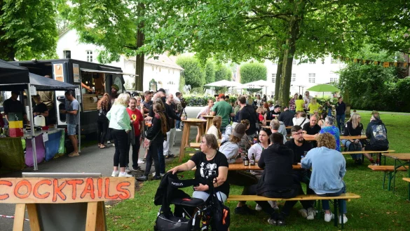 Gut 500 Menschen feierten am Samstag bei Live-Musik die Block-Party, zu der der Verein "Forward" eingeladen hatte. - &copy; Nicole Ellerbrake