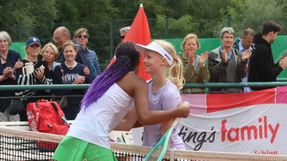 Faire Geste nach dem Finale: Siegerin Jana Nolte (vorne) umarmt Carla Pollm&uuml;ller. - &copy; Sebastian Lucas