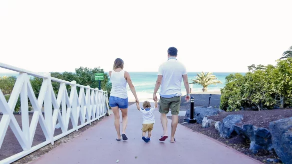 Hand in Hand statt aneinander vorbei gelingt eine gute Eltern-Kind-Beziehung. - &copy; Bildrechte: Marie-Kristin F&ouml;rster