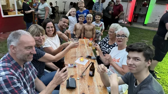 Große und kleine Pfützen-Fans feiern das Ende der Badesaison - und einer Ära in Waddenhausen. - © Sandra Castrup