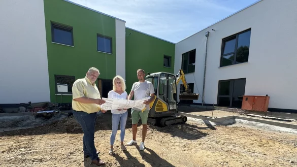 Volker Görtz (Pflegedienstleitung), Astrid Bausch (Hausleitung) und Sebastian Zurkuhl (Bereichsleitung) vor dem Wohnkomplex an der Leopoldshöher Straße. - © Sven Kienscherf