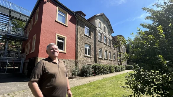 Uwe Kloß steht vor dem Hauptgebäude der Jugendhilfe Grünau. Heute sitzt hier die Verwaltung, Uwe Kloß war als Kind in einem Zimmer im Altbau untergebracht. Von 1968 bis 1974 hat er in Grünau gelebt. - © Alexandra Schaller