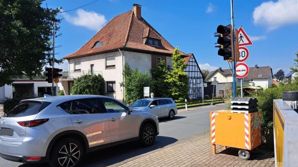 Der Weg durch Heiden wird, obwohl es keine offizielle Umleitung ist, derzeit von Vielen genutzt. Eine Fu&szlig;g&auml;ngerampel an der Ecke Haupt- und Heidensche Stra&szlig;e soll zumindest die Querung f&uuml;r diese erleichtern. - &copy; Carolin Brokmann-F&ouml;rster