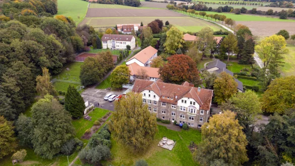 Blick von oben auf das heutige Zentrumsgel&auml;nde der Jugendhilfe Gr&uuml;nau in Ehrsen. - &copy; Graf Recke Stiftung