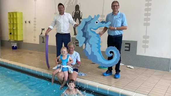 B&uuml;rgermeister Frank Hilker (links) und Stadtwerkeleiter J&ouml;rg Karlikowski freuen sich, dass die Schwimmkurse von Sandra Reckstat (mit Mia und Maxim) so gut angenommen werden. - &copy; Cordula Gr&ouml;ne