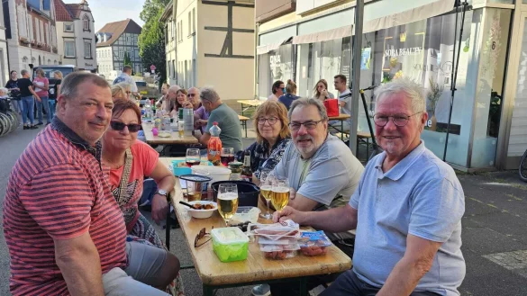 Biene und Arnie, sowie Claudia, Reinhardt und Walter, von links freuen sich auf einen sch&ouml;nen Abend. - &copy; Philip Marx